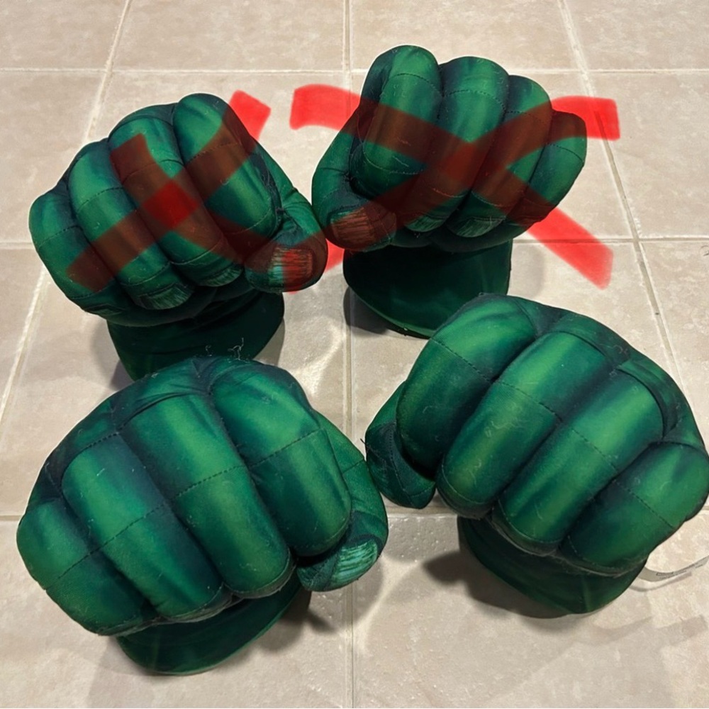 Hulk Smash Gloves with Sound - Picture 2 of 3